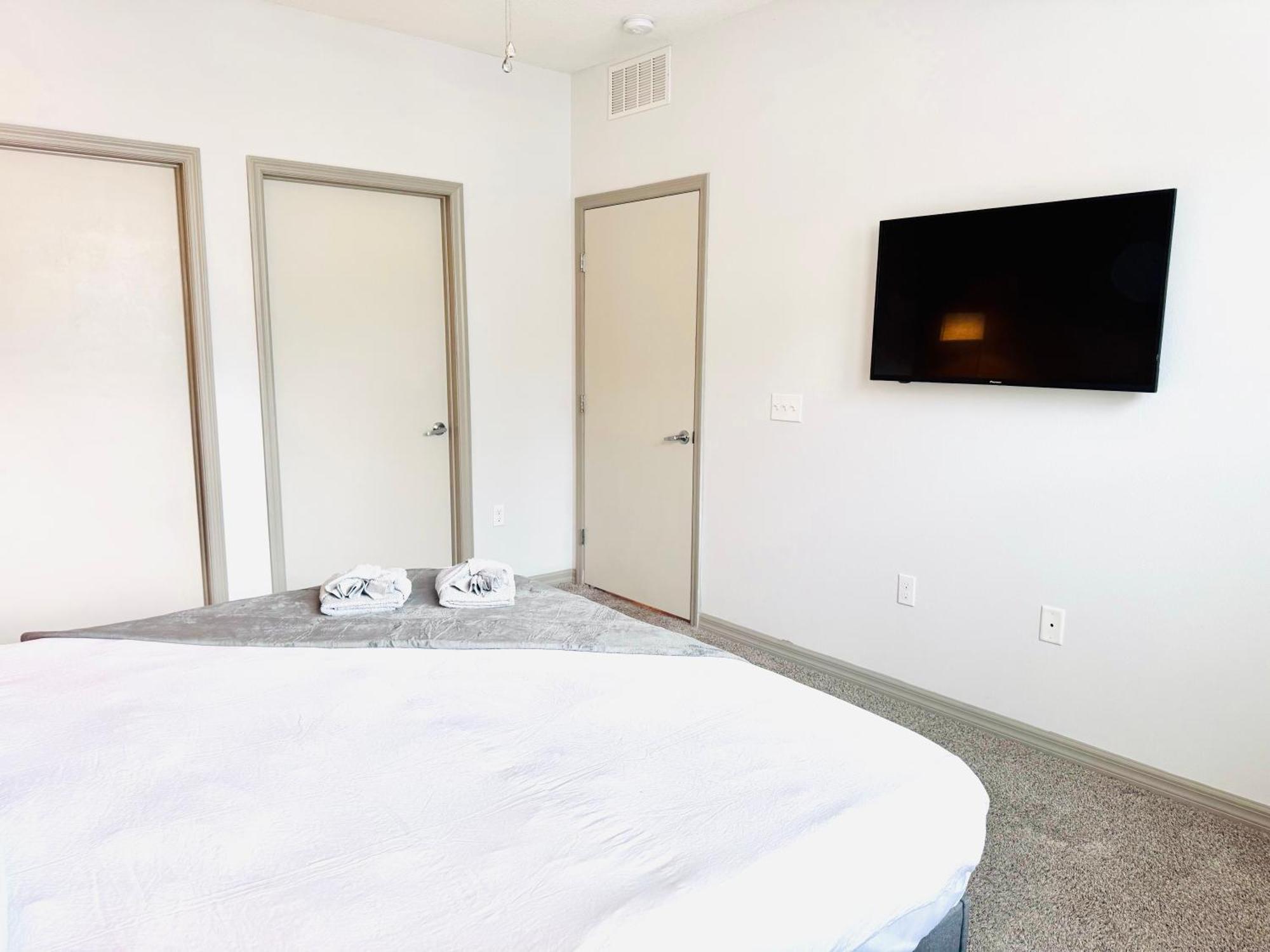 Entire King Bed, Pets Welcome, 15 Min To Parks, Resort-style Amenities